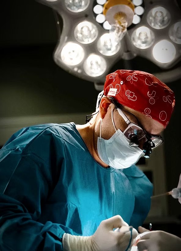 Dr. Cristóbal Langdon en quirófano